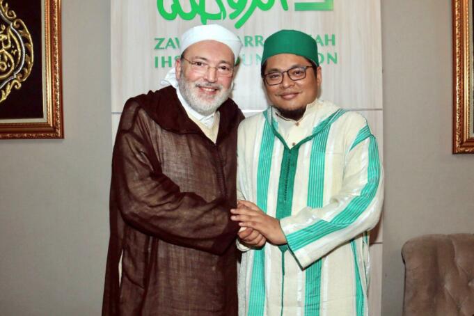 KH. Muhammad Danial Nafis MA [kanan] bersama Dr. Idris al Fasi al Fihri, Musyid Tarekat asal Maroko di Zawiyah Arraudhah Jakarta