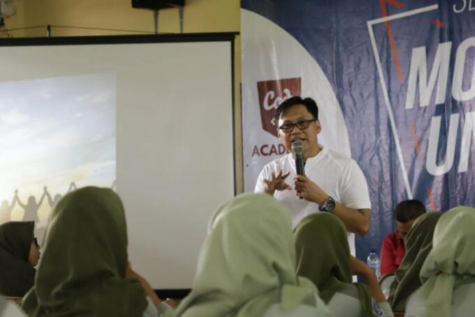 Entrepreneur Muda Kota Depok, Bayu Adi Permana ketika memebrikan pelatiah kepada siswa SMK Depok. (ANTARA/Foto: istimewa)