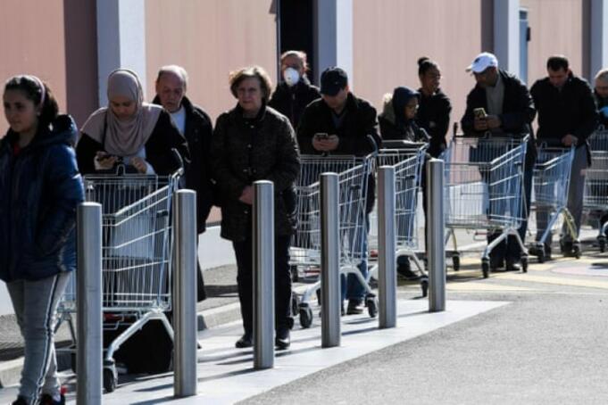 berita_802240_800x600_Contoh_Social_Distancing_by_Patrick_Hertzog_AFP_via_Getty_Images