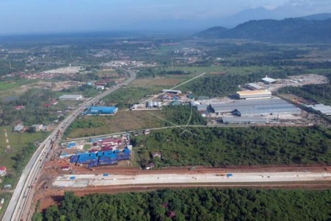 Foto udara pembangunan konstruksi jalan tol Padang - Sicincin di KM 25 Jalan Bypass, Kabupaten Padangpariaman, Sumatera Barat)/Antar