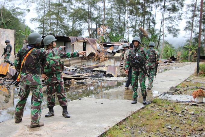 TNI saat melihat lokasi baku tembak dengan di Kampung Binti, Tembagapura, Papua/Okezone