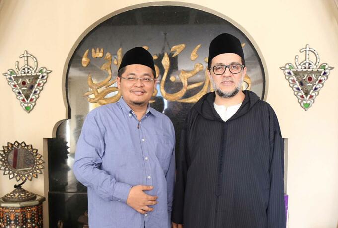 KH. Muhammad Danial Nafis MA [kiri], Syaikh Dr. Abdul Mun'in Maroko [kanan].