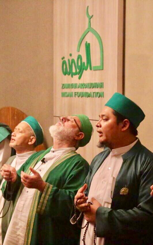 Foto: KH. Danial Nafis MA [kanan], Prof. Dr. Fadhil al-Jaelani [tengah]