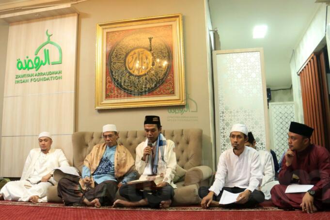 Ulama kondang tanah air, Ustad Abdul Somad (UAS), pada Selasa (25/8) mengunjungi Zawiyah Arraudhah, Tebet, Jakarta Selatan.