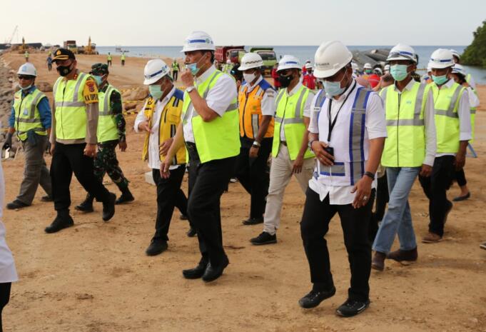 Menko Marves Luhut Binsar Pandjaitan bersama dengan Menteri PUPR Basuki Hadimuljono, saat meninjau pembangunan pelabuhan multipurpose Wae Kelambu di Labuan Bajo, Kamis (10/9/2020).