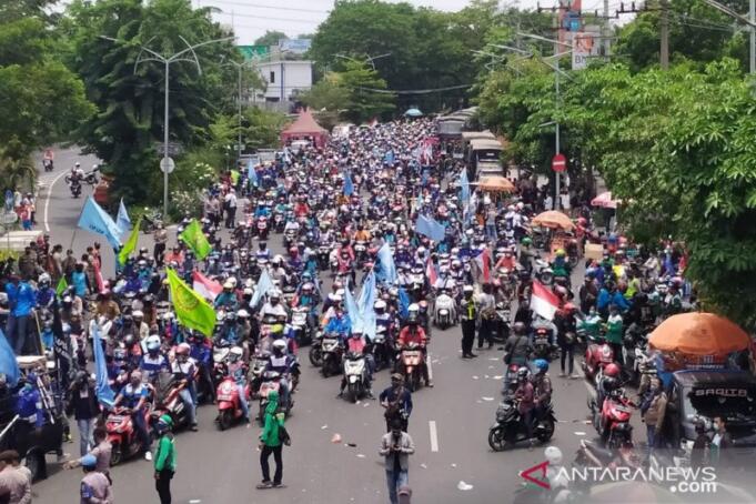 Demo Tolak Omnibus Law di Surabaya