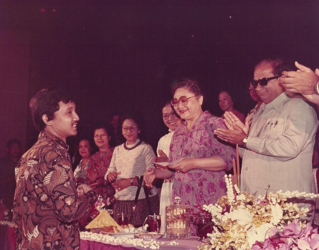 Budi Prakoso saat usia 32 tahun mendapatkan penghargaan dari Ibu Negara Tien Soeharto