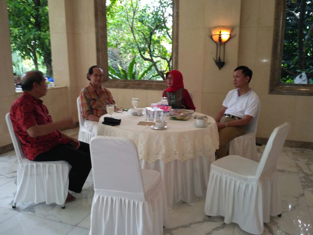 Bersama Ibu Noto Alm (Ibunda Jokowi) waktu rawuh ke Sawangan untuk nyuwun pangestu, bersama Setiawan Djody (kaka tertua), dan Hadi Purnomo (Mantan Ketua BPK RI/ saudara ipar)