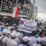 Ribuan massa dari berbagai ormas berunjuk rasa menentang pernyataan sikap Presiden Prancis Emmanuel Macron yang melegalkan karikatur Nabi Muhammad SAW sebagai bagian dari kebebasan berekspresi, di kawasan Kedubes Prancis, Jakarta, Senin (2/11/). ANTARA FOTO/Aprillio Akbar