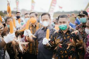 Anggota DPRD Riau Agung Nugroho, Asisten I Pemprov Riau Jenri Salmon Ginting dan Ketua Koperasi RTBS Insaf Prabancana
