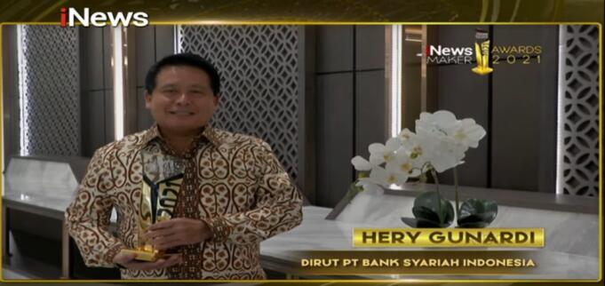 Direktur Utama Bank Syariah Indonesia Hery Gunardi menerima penghargaan iNews Maker Awards, Rabu (7/4). PT Bank Syariah Indonesia Tbk (BSI) meraih penghargaan dari iNews dalam acara iNews Maker Awards 2021 dengan kategori The Best In Emerging Synergetic Business Initiative karena menunjukkan langkah responsif, inovatif, antisipatif dan kolaboratif di masa pandemi Covid-19.