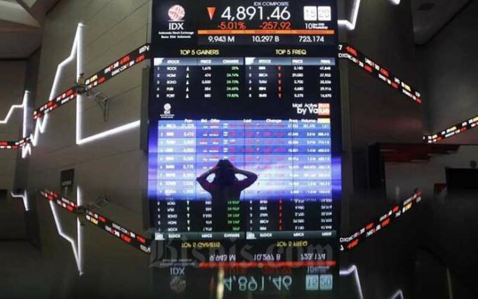 Seorang pengunjung melihat pergeakan Indeks Harga Saham Gabungan (IHSG)