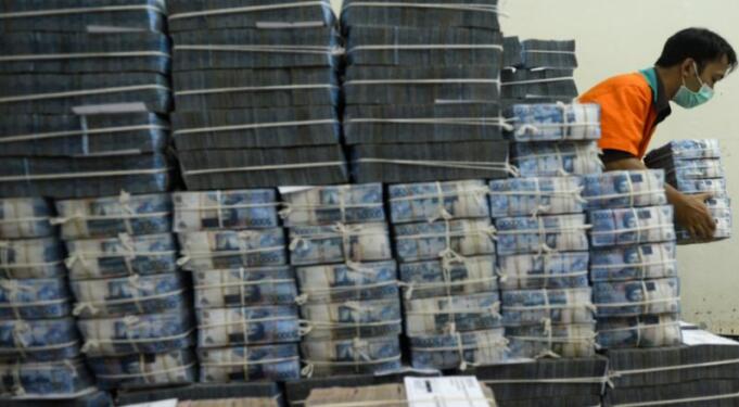 Petugas menyusun uang untuk didistribusikan di Bank Indonesia
