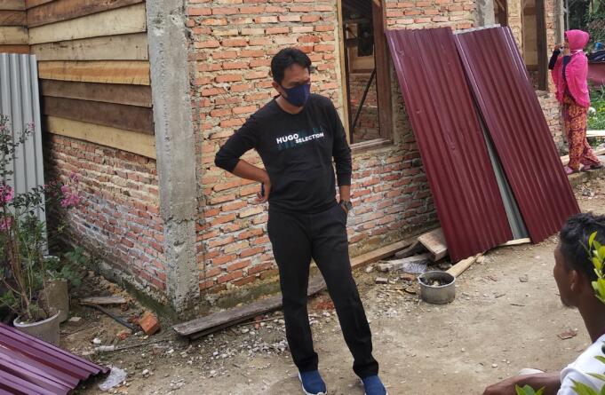 Anggota DPRD Pelalawan dari Fraksi PKS, Abdullah saat meninjau pembangunan program bedah rumah di kelurahan Pangkalan Kerinci Kota, Kamis (20/5)/ISTIMEWA