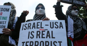 Aksi unjuk rasa peduli Palestina di Kedutaan Besar Amerika Serikat, yang berlokasi di Jl Medan Merdeka Selatan, Jakarta Pusat, Jumaat (21/5). AKTUAL / WARNOTO