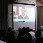 Maulana Syekh As-Syarif Dr. Abdul Mun’iem bin Abdul Aziz bin Shiddiq Al-Ghumari Al-Hasani Hafidzahullah, saat Video Conference dari Maroko dalam rangkaian acara memperingati Haul Quthbul Aqthab wa Kahfu Amnith Thullab Al-Imam As-Sayyid Syekh Abu alHasan Ali Asy-Syadzili RodhiyaAllahu Anhu Ke-786, yang digelar secara virtual, Sabtu (26/6). Meningkatnya kurva Covid-19 disejumlah wilayah di Indonesia, menjadi alasan utama Zawiyah Arraudhah Ihsan Foundation sebagai penyelenggara membatasi jamaah yang hadir. Penerapan standar protokol kesehatan (protkes) juga menjadi kewajiban yang harus dilakukan bagi ikhwah toriqoh yang hadir.