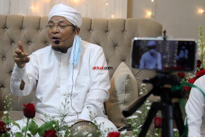 Tausiyah singkat oleh Khodim Zawiyah Arraudhah KH. Muhammad Danial Nafis, dalam rangkaian acara memperingati Haul Quthbul Aqthab wa Kahfu Amnith Thullab Al-Imam As-Sayyid Syekh Abu alHasan Ali Asy-Syadzili RodhiyaAllahu Anhu Ke-786, yang digelar secara virtual, Sabtu (26/6). Meningkatnya kurva Covid-19 disejumlah wilayah di Indonesia, menjadi alasan utama Zawiyah Arraudhah Ihsan Foundation sebagai penyelenggara membatasi jamaah yang hadir. Penerapan standar protokol kesehatan (protkes) juga menjadi kewajiban yang harus dilakukan bagi ikhwah toriqoh yang hadir.