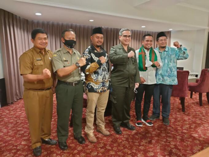 Bupati Pelalawan, Zukri Misran (Kedua dari kanan) usai bertemu dengan Wakil Menteri Pertanian (Wamentan) Harvick Hasnul Qolbi (tengah) di Pekanbaru, Riau, Senin (21/6). Foto: Warnoto/Aktual