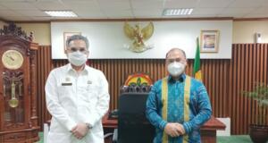 Wakil Menteri Pertanian (Wamentan), Harvick Hasnul Qolbi (kiri) menerima kunjungan Gubernur Bangka Belitung, Erzaldi Rosman (kanan) di gedung Kementerian Pertanian, Jakarta, Senin (28/6).