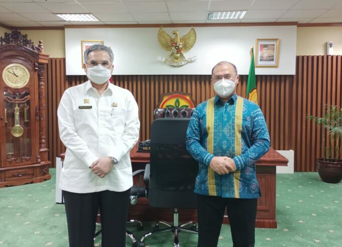 Wakil Menteri Pertanian (Wamentan), Harvick Hasnul Qolbi (kiri) menerima kunjungan Gubernur Bangka Belitung, Erzaldi Rosman (kanan) di gedung Kementerian Pertanian, Jakarta, Senin (28/6).