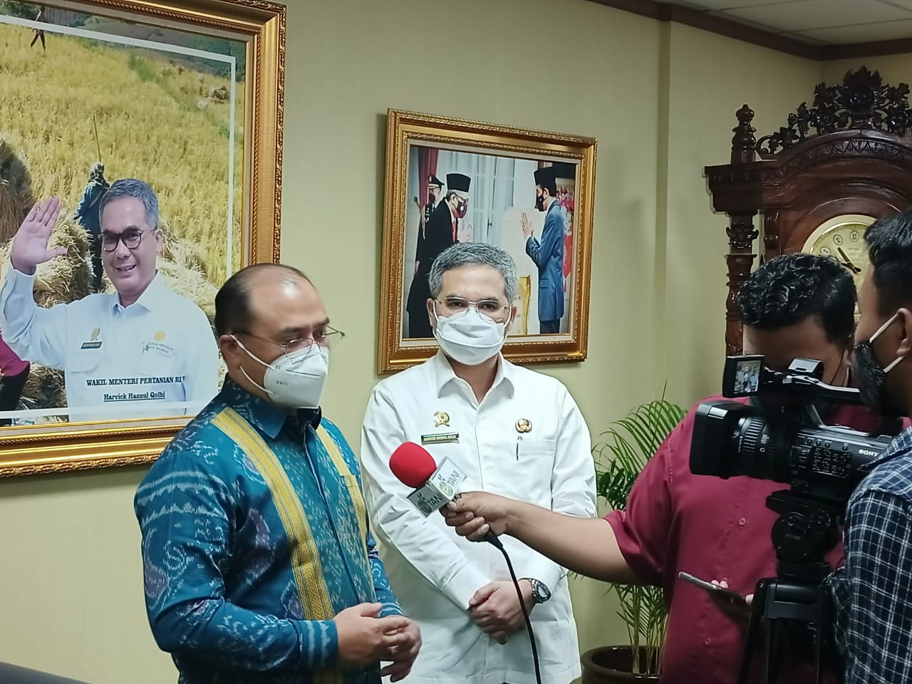 Wakil Menteri Pertanian (Wamentan), Harvick Hasnul Qolbi (kanan) saat menerima kunjungan Gubernur Bangka Belitung, Erzaldi Rosman (kiri) di gedung Kementerina Pertanian, Jakarta, Senin (28/6).