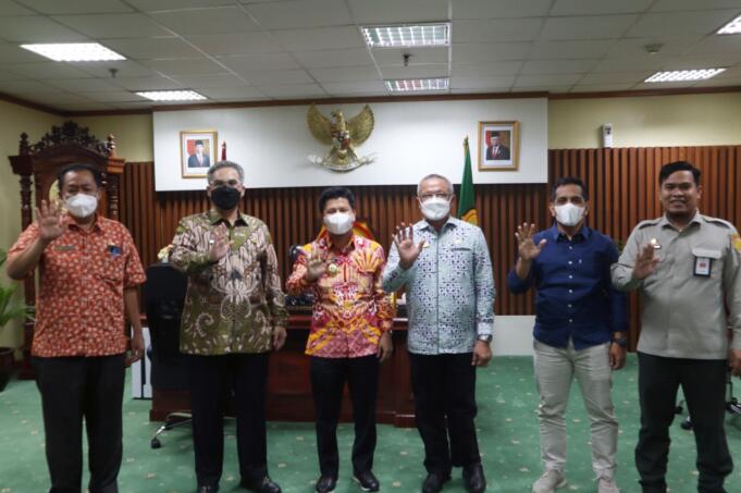 Wakil Menteri Pertanian (Wamentan) RI, Harvick Hasnul Qolbi (kedua dari kiri) saat menerima kunjungan Bupati Sambas, Satono (tengah) di Gedung A Kementerian Pertanian, Jakarta, Selasa (29/6)/Istimewa.