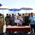 Foto bersama usai penandatanganan perjanjian kerjasama (MoU) Kontak Tani Nelayan Andalan (KTNA) dengang Koperasi Riau Tani Berkah Sejahtera (RTBS) dalam giat Panen Jagung dan Penerapan Mekanisasi Pertanian yang diselenggarakan Koperasi Riau Tani Berkah Sejahtera (RTBS) di kawasan Agrowisata, Pekanbaru, Riau, Senin (21/6) siang. Foto: Warnoto/Aktual.com