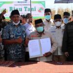 Foto bersama usai penandatanganan perjanjian kerjasama (MoU) Kontak Tani Nelayan Andalan (KTNA) dengang Koperasi Riau Tani Berkah Sejahtera (RTBS) dalam giat Panen Jagung dan Penerapan Mekanisasi Pertanian yang diselenggarakan Koperasi Riau Tani Berkah Sejahtera (RTBS) di kawasan Agrowisata, Pekanbaru, Riau, Senin (21/6) siang. Foto: Warnoto/Aktual.com