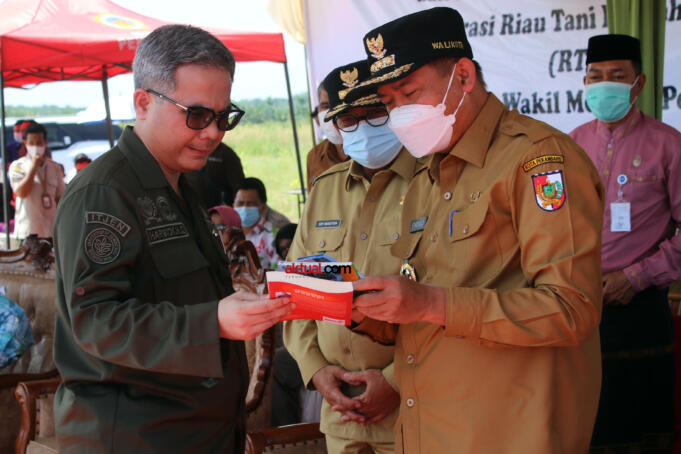 Wakil Menteri Pertanian (Wamentan) Harvick Hasnul Qolbi bersama Walikota Pekanbaru, Firdaus dalam Kegiatan Panen Jagung dan Penerapan Mekanisasi Pertanian yang diselenggarakan Koperasi Riau Tani Berkah Sejahtera (RTBS) di kawasan Agrowisata, Pekanbaru, Riau, Senin (21/6) siang. Foto: Warnoto/Aktual.com