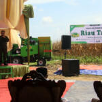 Pidato sambutan Wakil Menteri Pertanian (Wamentan) Harvick Hasnul Qolbi dalam Kegiatan Panen Jagung dan Penerapan Mekanisasi Pertanian yang diselenggarakan Koperasi Riau Tani Berkah Sejahtera (RTBS) di kawasan Agrowisata, Pekanbaru, Riau, Senin (21/6) siang. Foto: Warnoto/Aktual.com