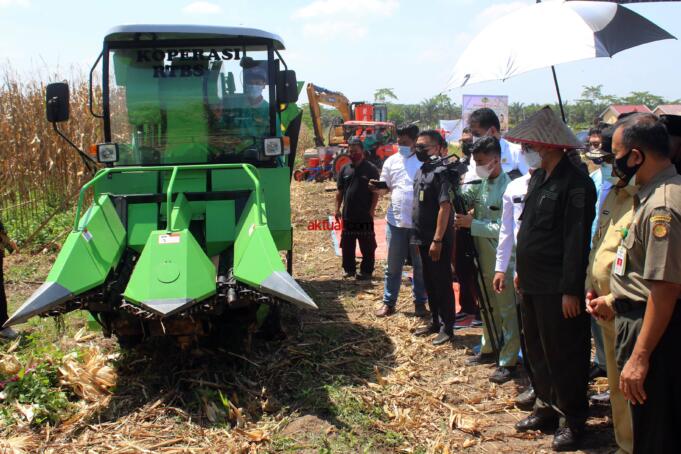 Koperasi RTBS unjuk penerapan mekanisasi alat pertanian pada Wakil Menteri Pertanian (Wamentan) Harvick Hasnul Qolbi yang didampingi oleh Wakil Gubernur Pekanbaru, Edy Nasution serta Walikota Pekanbaru, Firdaus juga sejumlah tokoh dan pejabat bidang pertanian dilahan yang dikelola oleh Koperasi Tani Berkah Sejahtera (RTBS) di kawasan Agrowisata, Pekanbaru, Riau, Senin (21/6) siang. Foto: Warnoto/Aktual.com