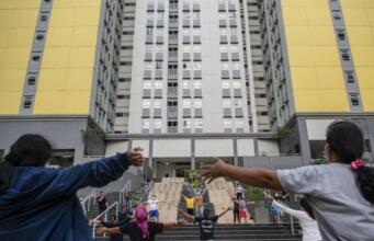 Ini Sebabnya Penyintas COVID-19 Masih Bisa Kembali Terinfeksi Sejumlah Pasien COVID-19 Berolahraga di RSDC, Wisma Atlet/Antara