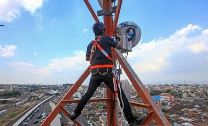 Ilustrasi Seorang Pekerja Sedang Memperbaiki Peralatan Telekomunikasi/Antara