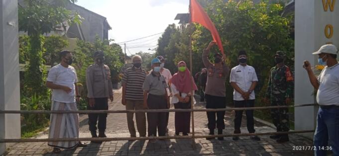 Muspika Kecamatan Kaliwates bersama Lurah Mangli usai pemasangan bendera Zona Merah. (Aziz).