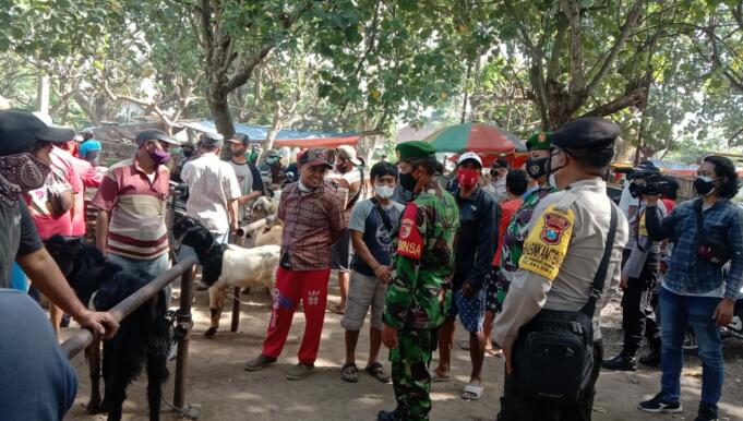 Tim Satgas Covid-19 Kecamatan Balung, Kabupaten Jember saat melakukan pembubaran dan penutupan Pasar Hewan di Desa Balung Tutul. Foto/Aziz