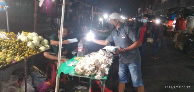 Saat membagikan masker ke pedagang pasar tanjung jember, foto/Aziz