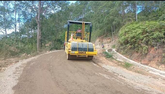 Ruas jalan provinsi SP. Noa-Golowelu yang dikerjakan PT Gunung Sari (dok. Jef Dain)