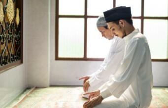 Apakah Sah Tidak Menggunakan Kopiah Saat Sholat