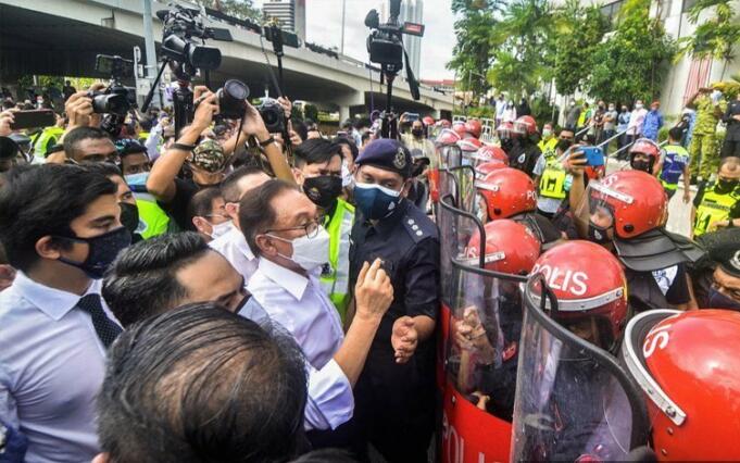 Anwar Ibrahim saat dihadang polisi dan dilarang masuk ke kompleks parlemen Malaysia, Senin (2/8).