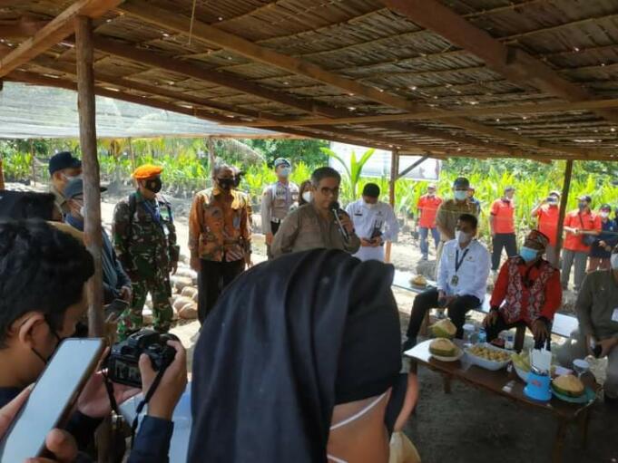 Wakil Menteri Pertanian (Wamentan) saat memberikan sambutan usai menyerahkan benih kelapa secara simbolis di Kabupaten Kubu Raya, Kalimantan Barat, Selasa (3/8). (Foto: Aktual/Arbi Marwan)