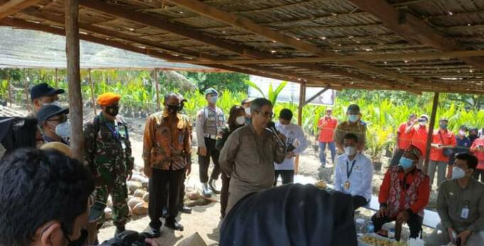 Wakil Menteri Pertanian (Wamentan), Harvick Hasnul Qolbi saat memberikan sambutan usai menyerahkan benih kelapa secara simbolis kepada petani di Kubu Raya, Kalimantan Barat, Selasa (3/8). (Foto: Arbi Marwan/Aktual)