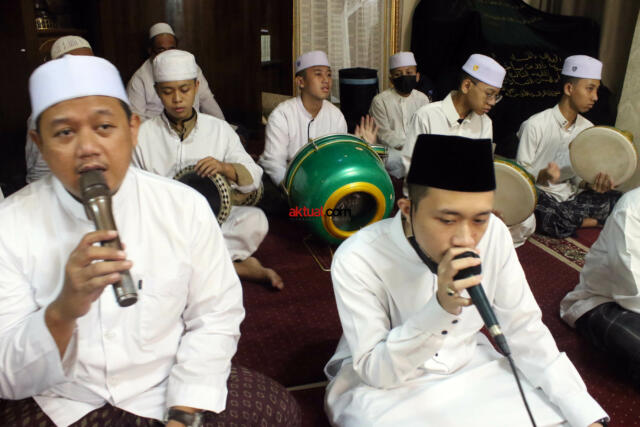 Hadrah santri tahfidzul Qur'an Raudhatul Ihsan dalam Haul Musnidul ‘Ashr Syeikh Muhammad Yasin bin Muhammad Isa Al-Fadani di Zawiyah wa Ma’had Arraudhah Tebet, Jakarta Selatan, Selasa (17/8). Haul Syeikh Muhammad Yasin, menjadi agenda rutinitas setiap tahun yang digelar oleh Zawiyah Arraudhah Ihsan Foundation bersama Jam’iyyah Ahlith Thoriqoh Al-Mu’tabaroh An-Nahdliyyah (JATMAN). Foto: AKTUAL / WARNOTO