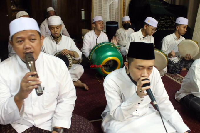 Hadrah santri tahfidzul Qur'an Raudhatul Ihsan dalam Haul Musnidul ‘Ashr Syeikh Muhammad Yasin bin Muhammad Isa Al-Fadani di Zawiyah wa Ma’had Arraudhah Tebet, Jakarta Selatan, Selasa (17/8). Haul Syeikh Muhammad Yasin, menjadi agenda rutinitas setiap tahun yang digelar oleh Zawiyah Arraudhah Ihsan Foundation bersama Jam’iyyah Ahlith Thoriqoh Al-Mu’tabaroh An-Nahdliyyah (JATMAN). Foto: AKTUAL / WARNOTO