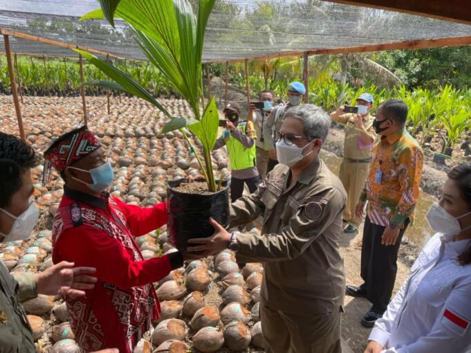 Wakil Menteri Pertanian RI, Harvick Hasnul Qolbi secara simbolis menyerahkan benih kelapa kepada Masyarakat Petani Kabupaten Kubu Raya, Kalimantan Barat, Selasa (3/8/2021). (Foto: Aktual / Arbie Marwan)