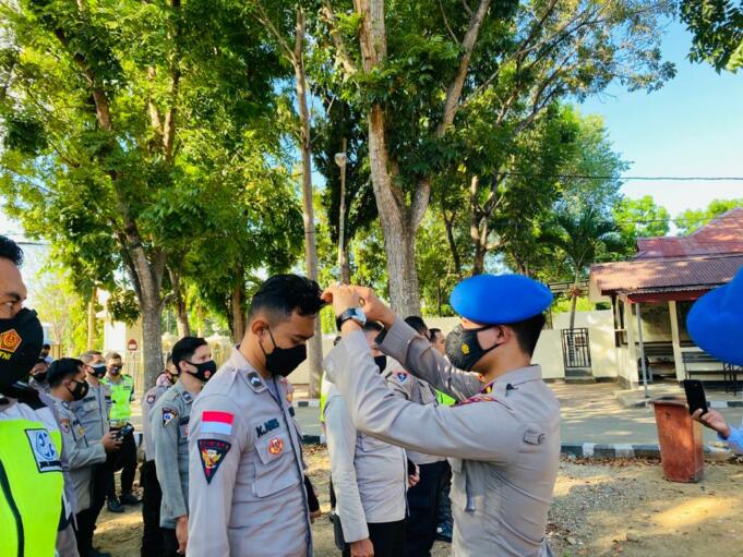 Kasi Propam Polres Manggarai Barat, NTT, IPDA Ignatius Andrean Setianto (kanan) sedang memeriksa personil (dok. Jef Dain)