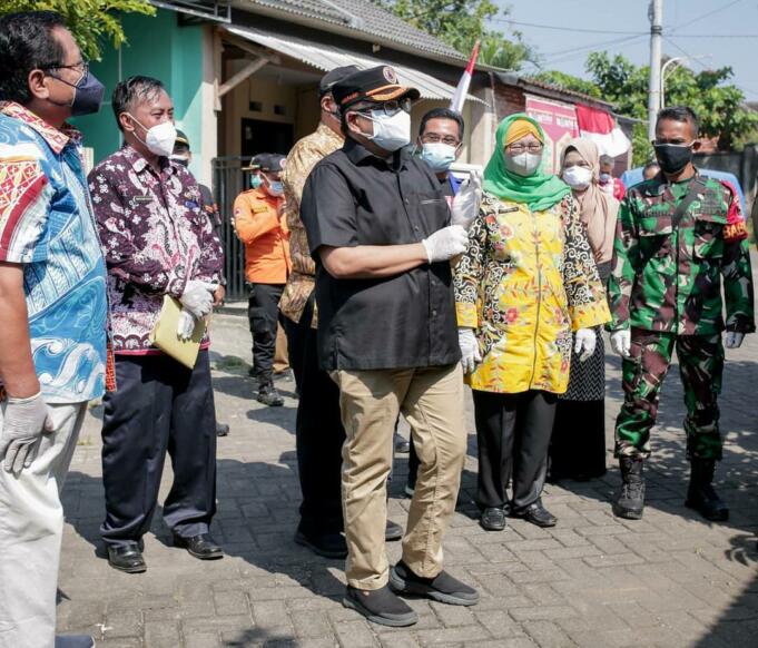 Saat Sekda Pemkab Jember, Mirfano memantau langsung ke pemukiman warga. Foto/Aziz.