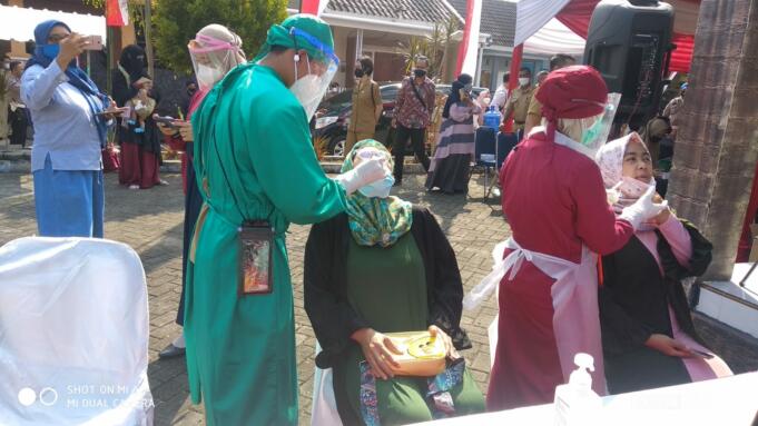 Swab gratis bagi warga sekitar di Jember, Jawa Timur. Foto/Aziz