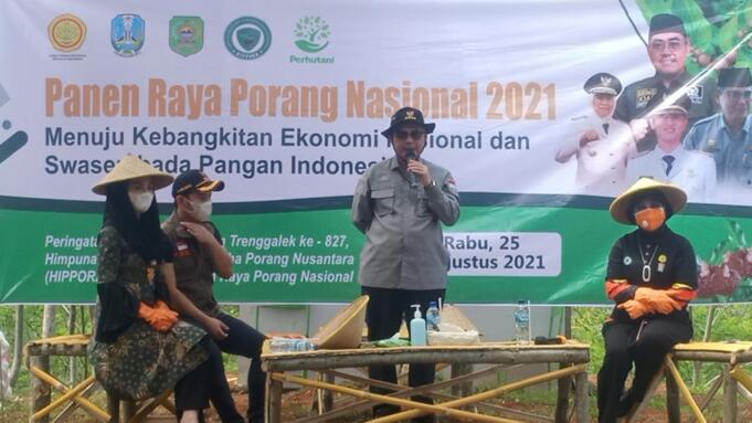 Wakil Menteri Pertanian RI, Harvick Hasnul Qolbi (tengah) bersama Bupati Trenggalek, Mochamad Nur Arifin (kiri) saat sambutan usai melakukan Panen Raya Porang Nasional 2021 di Kecamatan Pule, Kabupaten Trenggalek, Jawa Timur, Rabu (25/8). (Foto: Arie Saputra/Aktual.com).