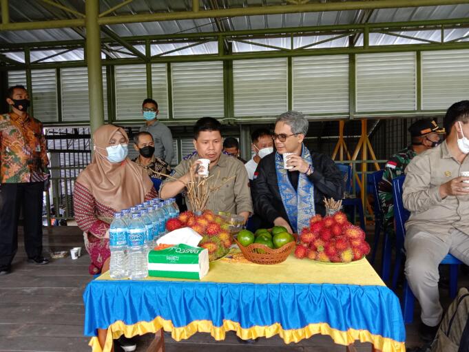 Wakil Menteri Pertanian (Wamentan) RI, Harvick Hasnul Qolbi (kanan) bersama Bupati Sambas, Satono (kiri) di Bandara Khusus Semelagi, Singkawang, Kalimantan Barat, Kamis (19/8). (Foto: Hilmi/Aktual)