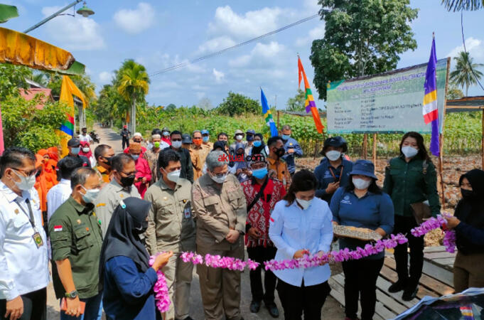 Simbolis penyerahan Benih Kelapa dan Polybag Aneka Sayuran (Mendukung Kegiatan Sejuta Polybeg), oleh Wakil Menteri Pertanian RI, Harvick Hasnul Qolbi pada Masyarakat Petani Kubu Raya yang diwakili oleh Anggota Komisi IV DPR RI dari Dapil Kalbar, Maria Lestari dalam rangkaian agenda kunjungan kerja (kunker) di Kalimantan Barat, Selasa (3/8/2021). (Foto: Aktual / Arbie Marwan)